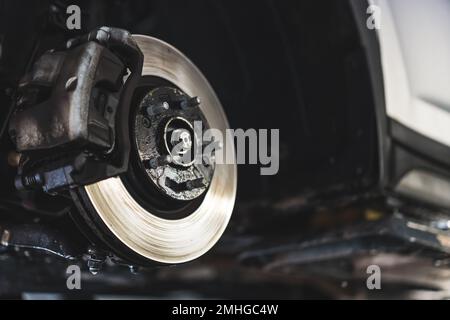 Scheibenbremse des Fahrzeugs für die Reparatur zusammenbauen – Reifenwechsel an der Fahrzeugbremse reparieren. Hochwertiges Foto Stockfoto