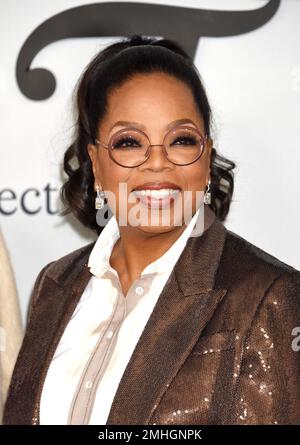 Los Angeles, USA. 26. Januar 2023. Oprah Winfrey trifft am 26. Januar 2023 in Hulus „The 1619 Project“ Los Angeles Premiere im Academy Museum of Motion Pictures in Los Angeles, Kalifornien, ein. © Janet Gough / AFF-USA.COM Kredit: AFF/Alamy Live News Stockfoto