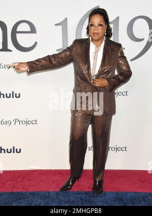 Los Angeles, USA. 26. Januar 2023. Oprah Winfrey trifft am 26. Januar 2023 in Hulus „The 1619 Project“ Los Angeles Premiere im Academy Museum of Motion Pictures in Los Angeles, Kalifornien, ein. © Janet Gough / AFF-USA.COM Kredit: AFF/Alamy Live News Stockfoto