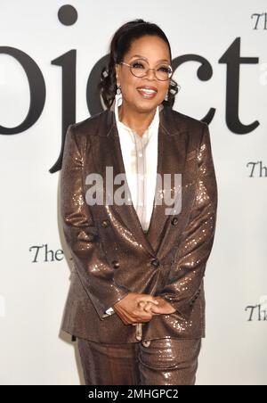 Los Angeles, USA. 26. Januar 2023. Oprah Winfrey trifft am 26. Januar 2023 in Hulus „The 1619 Project“ Los Angeles Premiere im Academy Museum of Motion Pictures in Los Angeles, Kalifornien, ein. © Janet Gough / AFF-USA.COM Kredit: AFF/Alamy Live News Stockfoto