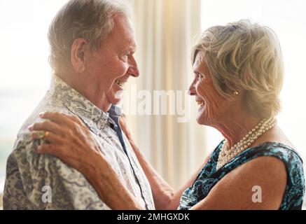 Schatz, du hast mir das glücklichste Leben geschenkt. Ein glückliches Seniorenpaar, das zu Hause schöne Zeit miteinander verbringt. Stockfoto