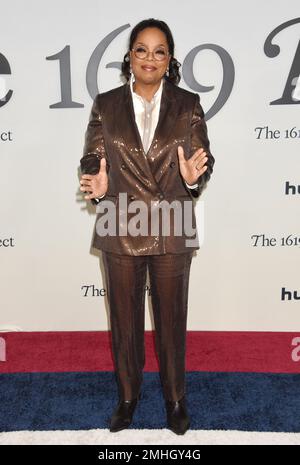 Los Angeles, USA. 26. Januar 2023. Oprah Winfrey trifft am 26. Januar 2023 in Hulus „The 1619 Project“ Los Angeles Premiere im Academy Museum of Motion Pictures in Los Angeles, Kalifornien, ein. © Janet Gough / AFF-USA.COM Kredit: AFF/Alamy Live News Stockfoto