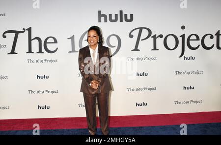 Los Angeles, USA. 26. Januar 2023. Oprah Winfrey trifft am 26. Januar 2023 in Hulus „The 1619 Project“ Los Angeles Premiere im Academy Museum of Motion Pictures in Los Angeles, Kalifornien, ein. © Janet Gough / AFF-USA.COM Kredit: AFF/Alamy Live News Stockfoto