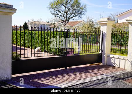 Portal Street Vorort Haus Stahl schwarz Metall Retro Haus Tor Garten Tür Stockfoto