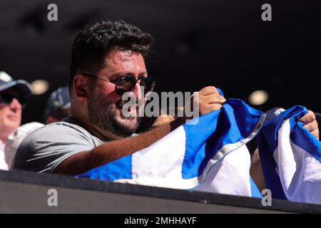 Melbourne, Australien. 27. Januar 2023. Griechische Fans feiern, nachdem Stefanos Tsitsipas aus Griechenland Karen Khachanov 7-6 6-4 6-7 6-3 im Halbfinale am 12. Tag bei den Australian Open Tennis 2023 in der Rod Laver Arena, Melbourne, Australien, am 27. Januar 2023 besiegt hat. Foto von Peter Dovgan. Nur redaktionelle Verwendung, Lizenz für kommerzielle Verwendung erforderlich. Keine Verwendung bei Wetten, Spielen oder Veröffentlichungen von Clubs/Ligen/Spielern. Kredit: UK Sports Pics Ltd/Alamy Live News Stockfoto