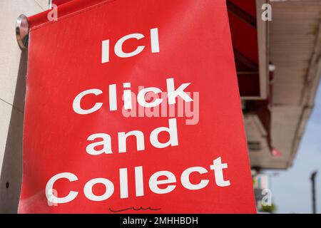 Klicken und sammeln Sie das Werbebanner mit Text für ein Ladengeschäft auf der Straße, um online einzukaufen und in einer lokalen Boutique abzuholen Stockfoto