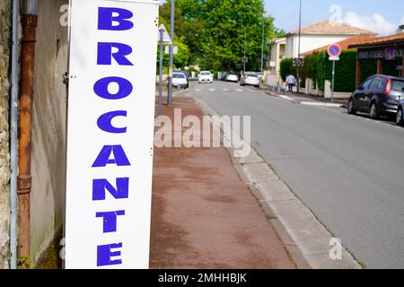 Weiße Tafel in der Straße mit blauem Text in französischem Brokan bedeutet in englischen Antiquitäten Stockfoto