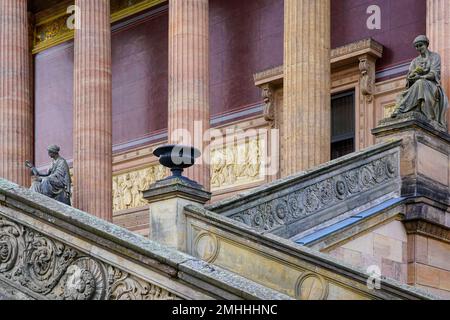 Treppen zur Alten Nationalgalerie, einem Weltkulturerbe auf der Museumsinsel im historischen Zentrum Berlins. Stockfoto