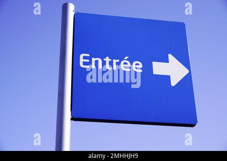 Modernes blaues Schild mit Eingangstext und weißem Pfeil Stockfoto