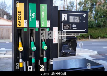 Bordeaux , Aquitaine / Frankreich - 03 03 2020 : modernes Auto Tankstellenpumpe Stockfoto