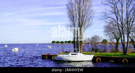 Wasserszene im See in Gironde Frankreich im Dorf Carcans mit Boot im Winter Webvorlage Panorama-Header-Banner Stockfoto