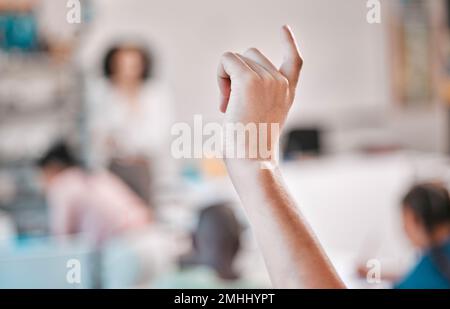 Ausbildung, Hand oder Schüler mit Fragen im Klassenzimmer oder in der Bibliothek zur Lernentwicklung oder Weiterentwicklung. Hände hoch, zoomen oder Kinder hören dem Lehrer zu Stockfoto