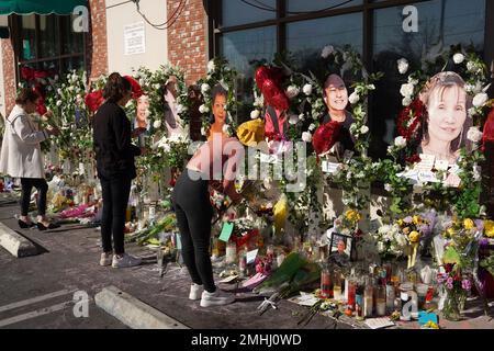 Fotos von Massenerschießopfern Xiujuan Yu, Diana Tom, Ming Wei Ma, Valentino Alvero und My Nhan in einer Gedenkstätte vor dem Star Ballroom Dance Studio am Donnerstag, 26. Januar 2023, in Monterey Park, Kalifornien Ein bewaffneter Mann tötete am 22. Januar 2023 mehrere Menschen im Tanzstudio des Ballsaals, während der Mondneujahrsfeier in der überwiegend asiatisch-amerikanischen Gemeinschaft stattfand. Stockfoto