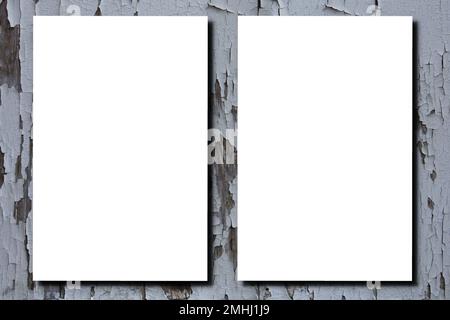 Zwei weiße leere, leere vertikale Poster Modell A4-Modell auf alten grauen Holzwänden Stockfoto
