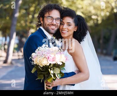 Hochzeitsporträt und Blumen eines Paares mit Umarmung bei einer romantischen Hochzeitsfeier im Freien zusammen. Partnerschaft, Engagement und Vertrauen von Stockfoto