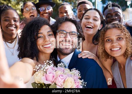 Hochzeit, Selfie und glückliche Freunde und Familie, die die Liebe zum Bräutigam und zur Braut bei einer Zeremonie oder Veranstaltung feiern. Gruppe, Porträt und aufgeregte, lächelnde Menschen Stockfoto