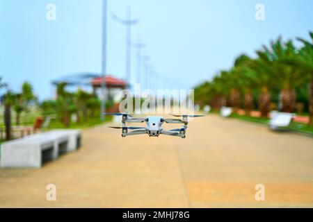 Der Quadcopter fliegt über die Gasse. Videoaufnahmen der wunderschönen Orte der Stadt. Stockfoto