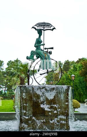 Brunnen mit einer Skulptur eines Mädchens mit einem Hund auf einem Zirkusrad. Batumi, Georgia - 03.23.2021 Stockfoto