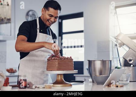 Koch, Backen und Kuchen mit Schokolade in einer Küche von einem glücklichen Mann, der ein süßes Dessert oder einen Geburtstag zubereitet. Dekoration, Bäcker oder Koch mit einem kleinen Stockfoto