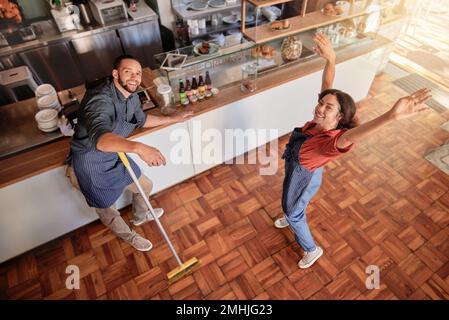 Café-Bar, Porträt und Reinigung von Barista-Paaren, Spaß und Freundschaft in ihrem Restaurant. Startup, Kleinunternehmen und Draufsicht auf junge Besitzer oder Stockfoto
