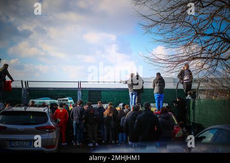 Italien. 26. Januar 2023. Fans während eines Tests mit dem alten Ferrari SF-21 aus dem Jahr 2021 in Fiorano/Maranello, der für die Saison 2023 F1, 26. Januar 2023, ausgestellt wurde: Independent Photo Agency Srl/Alamy Live News Stockfoto