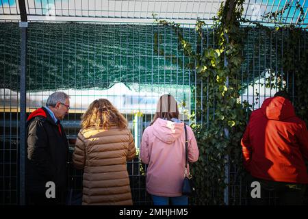 Italien. 26. Januar 2023. Fans während eines Tests mit dem alten Ferrari SF-21 aus dem Jahr 2021 in Fiorano/Maranello, der für die Saison 2023 F1, 26. Januar 2023, ausgestellt wurde: Independent Photo Agency Srl/Alamy Live News Stockfoto