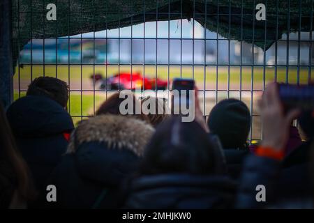 Italien. 26. Januar 2023. Fans während eines Tests mit dem alten Ferrari SF-21 aus dem Jahr 2021 in Fiorano/Maranello, der für die Saison 2023 F1, 26. Januar 2023, ausgestellt wurde: Independent Photo Agency Srl/Alamy Live News Stockfoto