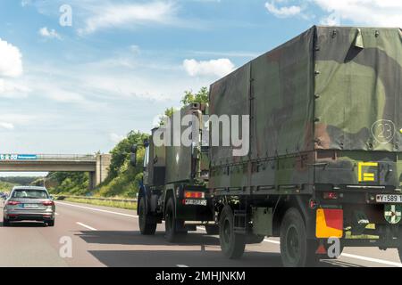 Hannover, Deutschland - Juni 12. 2022: Deutscher Sattelschlepper fährt Militärkonvoi-Autobahn. Die NATO-Truppen bewegen sich schnell in die Umzugsbewegung Stockfoto