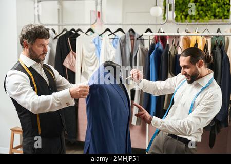 Zwei Modedesigner arbeiten im Atelier zusammen Stockfoto