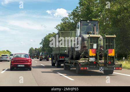 Hannover, Deutschland - Juni 12. 2022: Deutscher Sattelschlepper fährt Militärkonvoi-Autobahn. Die NATO-Truppen bewegen sich schnell in die Umzugsbewegung Stockfoto