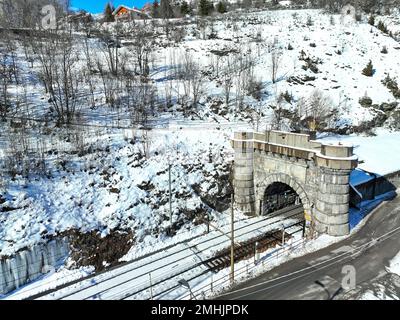 Italienische Seite des Eisenbahntunnels an der Grenze zwischen Frankreich und Italien. Bardonecchia, Italien - Januar 2023 Stockfoto