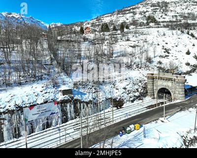 Italienische Seite des Eisenbahntunnels an der Grenze zwischen Frankreich und Italien. Bardonecchia, Italien - Januar 2023 Stockfoto