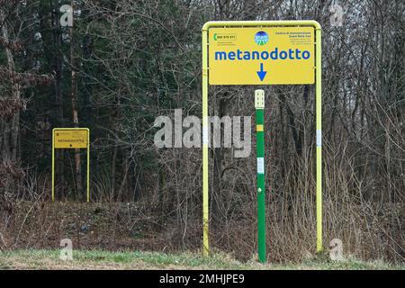 Beschilderung, die das Vorhandensein einer Methan-Pipeline-Verteilungsleitung anzeigt. Condove, Italien - Januar 2023 Stockfoto