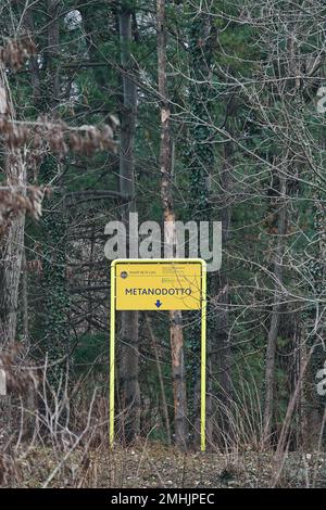 Beschilderung, die das Vorhandensein einer Methan-Pipeline-Verteilungsleitung anzeigt. Condove, Italien - Januar 2023 Stockfoto