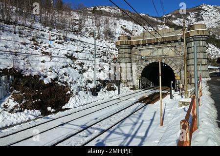 Italienische Seite des Eisenbahntunnels an der Grenze zwischen Frankreich und Italien. Bardonecchia, Italien - Januar 2023 Stockfoto