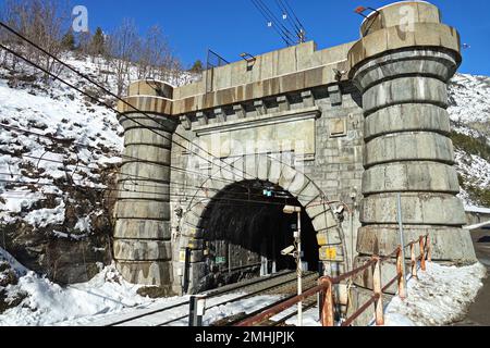 Italienische Seite des Eisenbahntunnels an der Grenze zwischen Frankreich und Italien. Bardonecchia, Italien - Januar 2023 Stockfoto