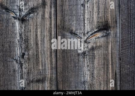 Altbrauner Holzhintergrund aus dunklem Naturholz im Grunge-Stil. Die Aussicht von oben. Natürliche, gehobelte Rohstruktur der Nadelkiefer. Die Oberfläche Stockfoto