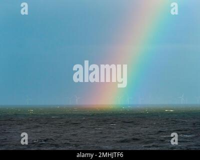 Sherringham Shoal Windfarm & Rainbow Norfolk im Regensturm Stockfoto