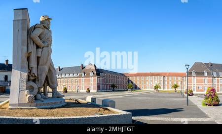 Statue „L'Artilleur“ (der Artillerist) auf dem Paradeplatz der ehemaligen königlichen Artillerie in La Fère, Frankreich. Stockfoto