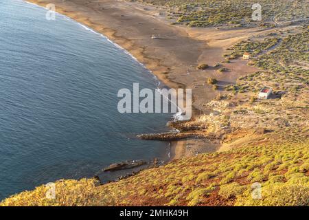 Blick vom Berg Montana Roja auf den Strand Playa La Tejita bei El Medano, Granadilla de Abona, Insel Teneriffa, Kanarische Inseln, Spanien, Europa Stockfoto