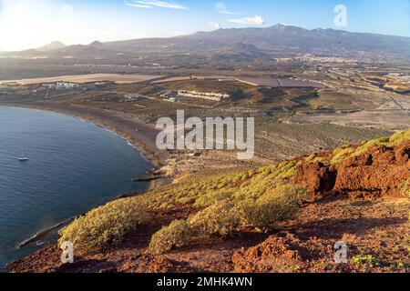 Blick vom Berg Montana Roja auf den Strand Playa La Tejita bei El Medano, Granadilla de Abona, Insel Teneriffa, Kanarische Inseln, Spanien, Europa | Stockfoto