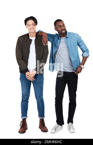 Trendige Männer und Freunde porträtieren im Studio den ganzen Körper in trendigen, coolen und lässigen persönlichen Moden. Fröhliche Freundschaft zwischen den Rassen junger Menschen Stockfoto