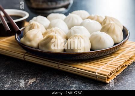 Xiaolongbao, traditionelle gedämpfte Knödel. Xiao Long Bao Brötchen auf dem Teller. Stockfoto