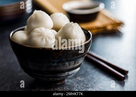 Xiaolongbao, traditionelle gedämpfte Knödel. Xiao Long Bao Brötchen in der Schüssel. Stockfoto