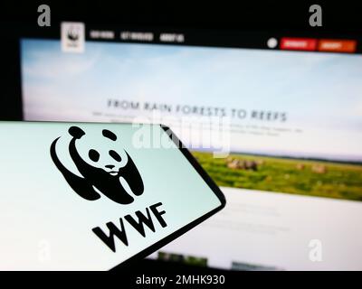 Mobiltelefon mit Logo des World Wide Fund for Nature Inc (WWF) auf dem Bildschirm vor der Website. Fokus auf die Mitte rechts des Telefondisplays. Stockfoto