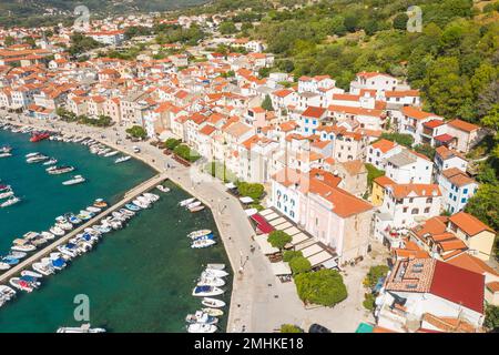 Stadt Baska auf der Insel Krk Adria, Kroatien, aus der Vogelperspektive Stockfoto