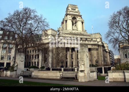 Fassade des Ten Trinity Square-Gebäudes in London, Großbritannien. Stockfoto