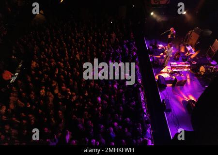 Oslo, Norwegen. 26., Januar 2023. Die schwedische progressive Rockband Dungen führt ein Live-Konzert im Rockefeller in Oslo auf. Hier sehen Sie Sänger, Musiker und Songwriter Gustav Ejstes live auf der Bühne. Stockfoto