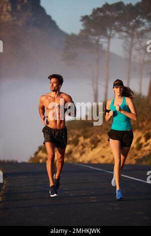 Wenn nichts richtig läuft, Lauf. Ein sportliches junges Paar, das morgens laufen geht. Stockfoto