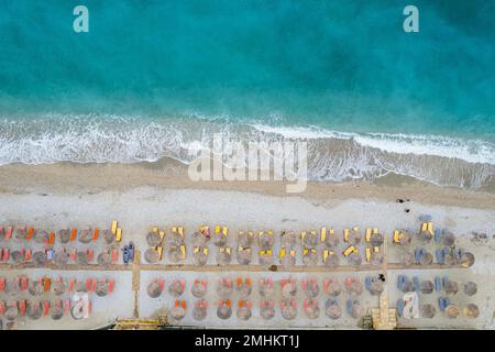 Direkter Blick auf die Sonnenschirme und den Strand am Bunec Beach im Sommer 2022, Albanien Stockfoto